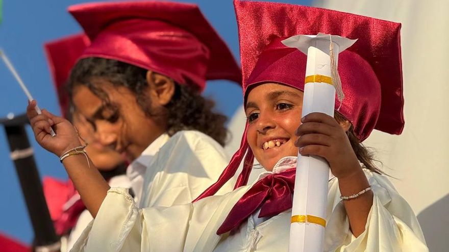 Imagen de la graduación de alumnos en el orfanato Al Wafa