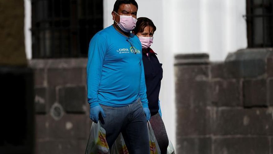 Ciudadanos caminan este domingo por las calles de Quito (Ecuador).