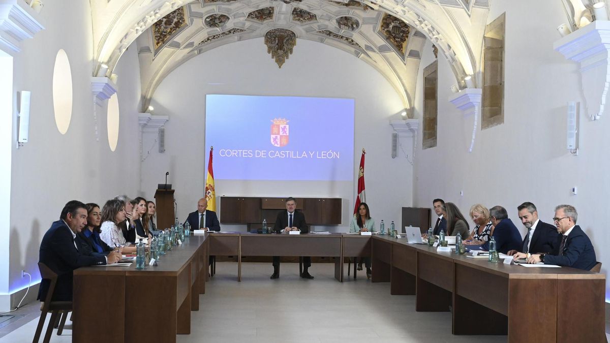 El presidente de las Cortes preside la primera reunión itinerante de la Mesa de las Cortes y junta de Portavoces, este jueves en la Colegiata de San Isidoro de León.