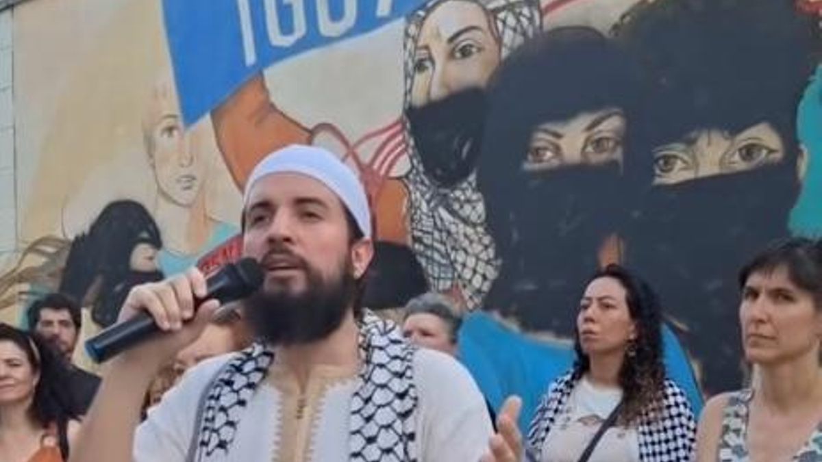 Mohammad Idrissi, imam de la mezquita sevillana Al-Hidaya, en el acto contra la vandalización islamófoba del mural feminista del colegio Blas Infante.