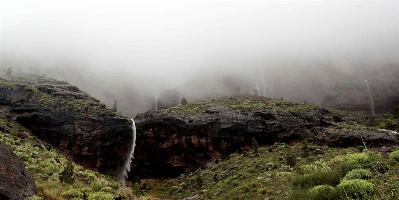 -Cascadas de agua de lluvia en la localidad de Veneguera