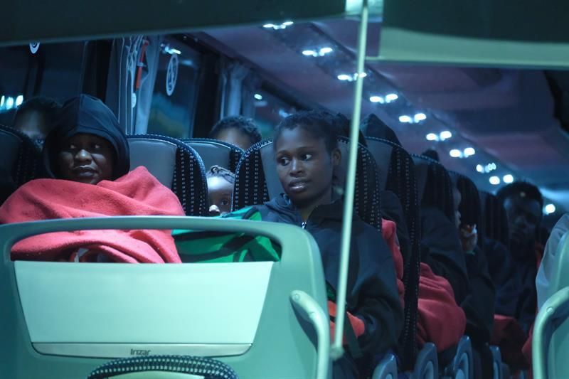 Traslado de las personas que llegaron a Fuerteventura tras ser rescatadas por Salvamento. (EFE/Carlos de Saá).