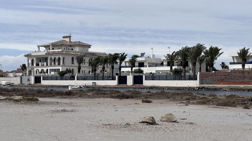 Un tour 'pormishuevista' por el urbanismo especulativo de La Manga: "Vendieron un paraíso que tenía trampa"
