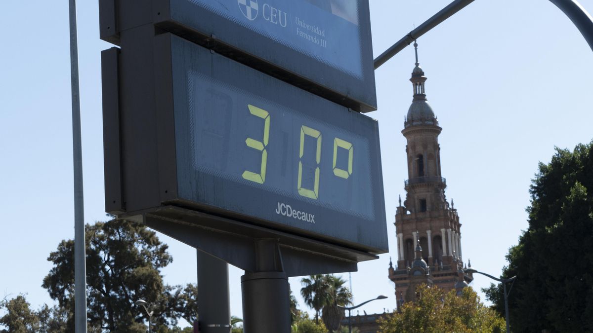 Un termómetro marca los 30 grados en Sevilla
