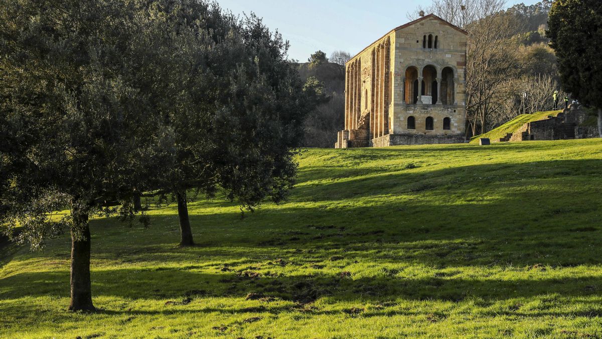 Vista del antiguo palacio de Santa María del Naranco, uno de los monumentos más emblemáticos del prerrománico asturiano