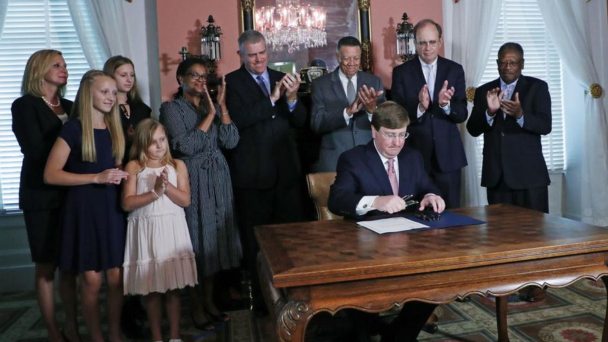 El gobernador de Misisipi, Tate Reeves, firma un proyecto de ley para cambiar la bandera de ese estado, la última en EE.UU. con un emblema de guerra de los confederados, en Jackson, Mississippi (EE.UU.), hoy 30 de junio de 2020.