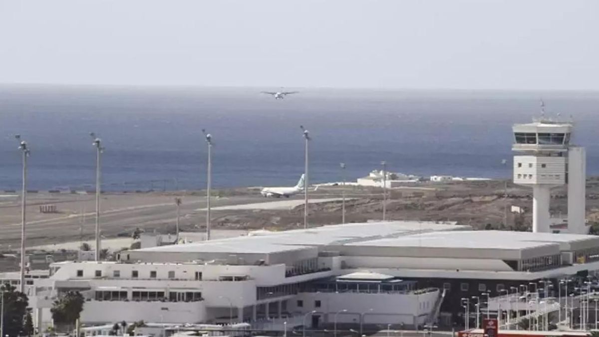 La baja visibilidad obliga a desviar siete vuelos de Lanzarote a Fuerteventura y Gran Canaria