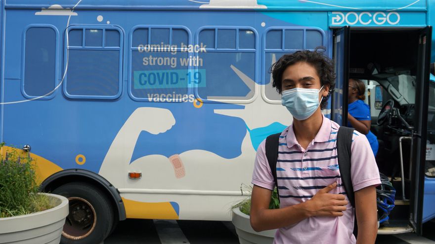 El colombiano Santiago Valenzuela después de vacunarse en un centro municipal de la ciudad de Nueva York.