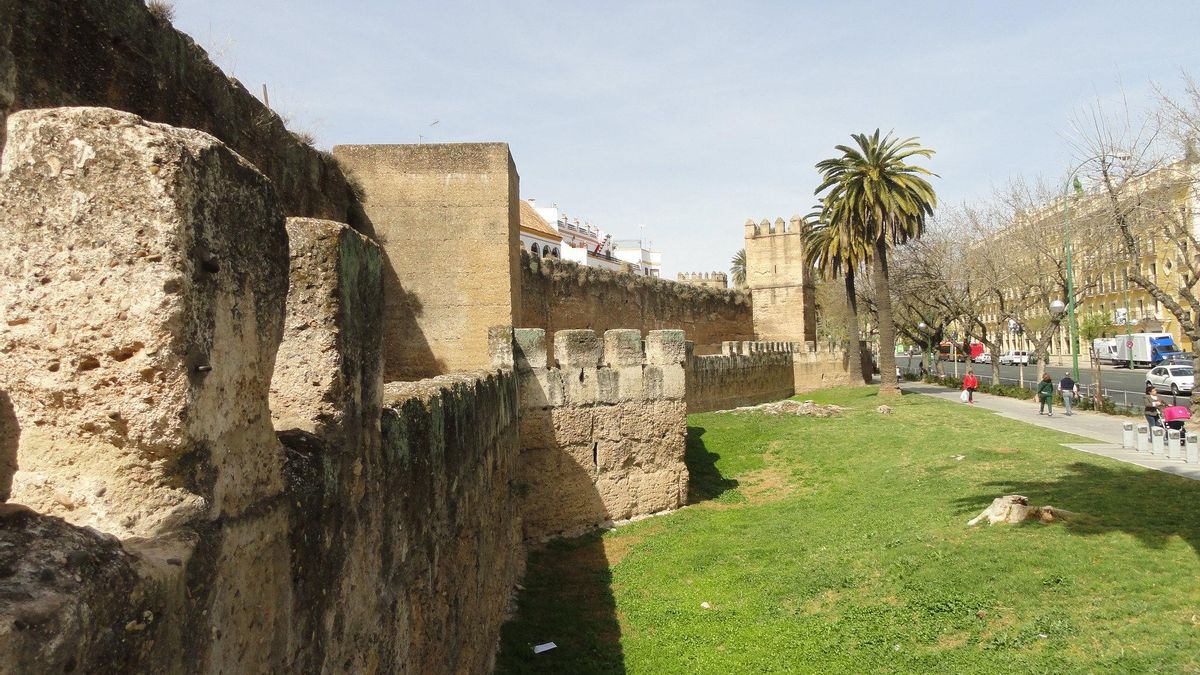 Murallas de Sevilla. Las fortificaciones han sido modificadas a lo largo de los siglos pero el origen de los muros es romano.
