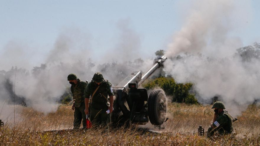 Donetsk (Ukraine), 25/08/2020.- Militants of self-proclaimed Donetsk Peoples Republic (DPR) attend military exercises with a122-mm howitzer D-30 on a shooting range some 60 km south from pro-Russian militants controlled city of Donetsk, Ukraine, 25 August 2020. The meeting of political advisors to leaders of the Normandy Four states (Ukraine, Germany, France, and the Russian Federation), which was scheduled for 28 August 2020 has been canceled according to the RBC Ukraine news agency citing an an informed source. Earlier, participants in the Trilateral Contact EFE/EPA/DAVE MUSTAINE/Archivo