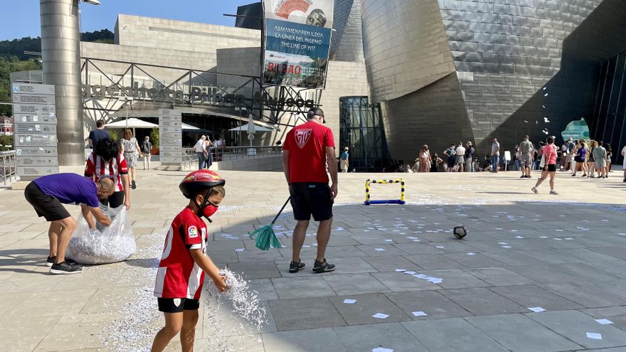 La plantilla en huelga y sus familiares preparan el campo de fútbol improvisado frente al Guggenheim