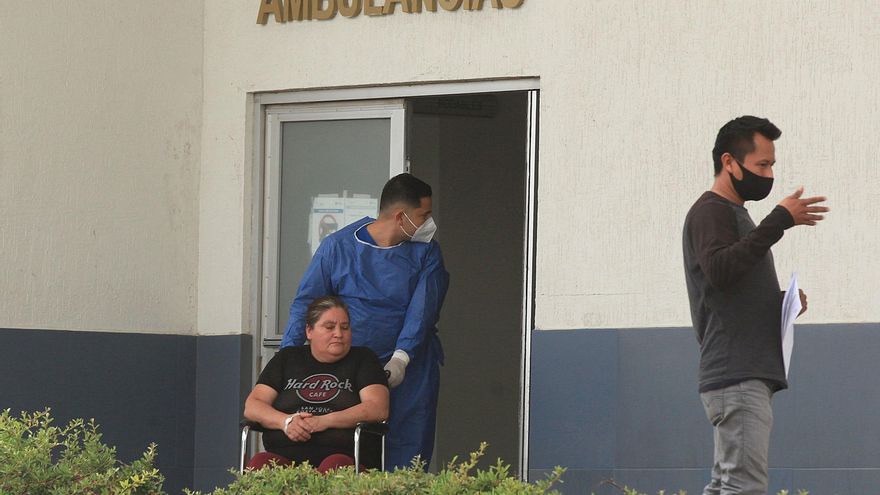 Un enfermero ingresa hoy a una paciente con síntomas de Covid-19 al área especializada en el Hospital General, en Ciudad Juárez, estado de Chihuahua (México). EFE/Luis Torres