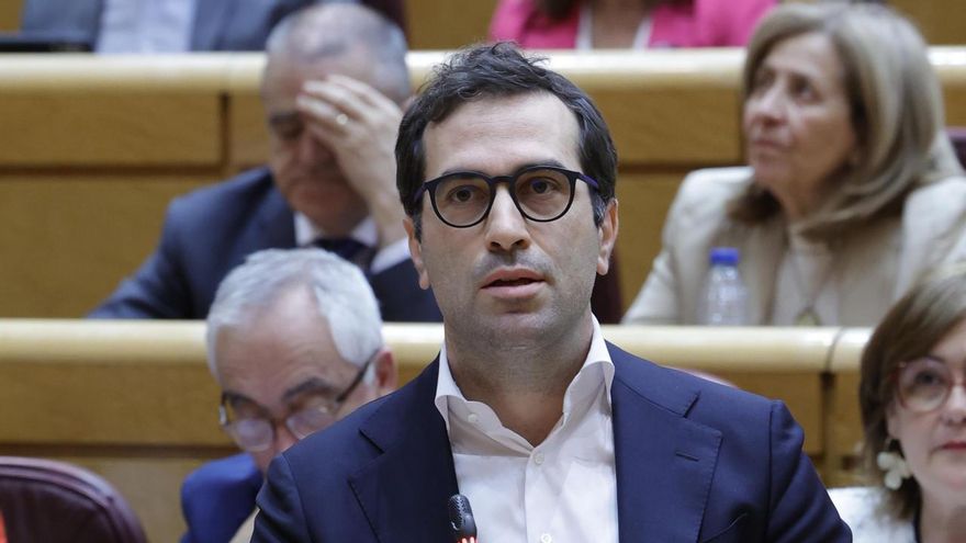 El vicepresidente y titular de Economía, Carlos Cuerpo, interviene durante la sesión de control al Gobierno celebrada por el pleno del Senado, este martes en Madrid. EFE/ Zipi