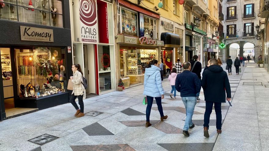 Archivo - Imagen de archivo.- Tiendas en la calle San Francisco de Santander