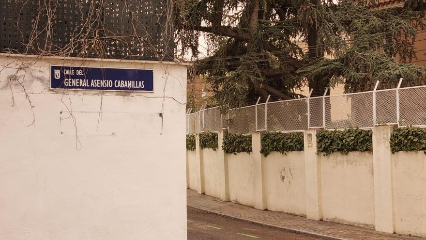 Placa de la calle con el nombre antiguo realizada este mes de marzo