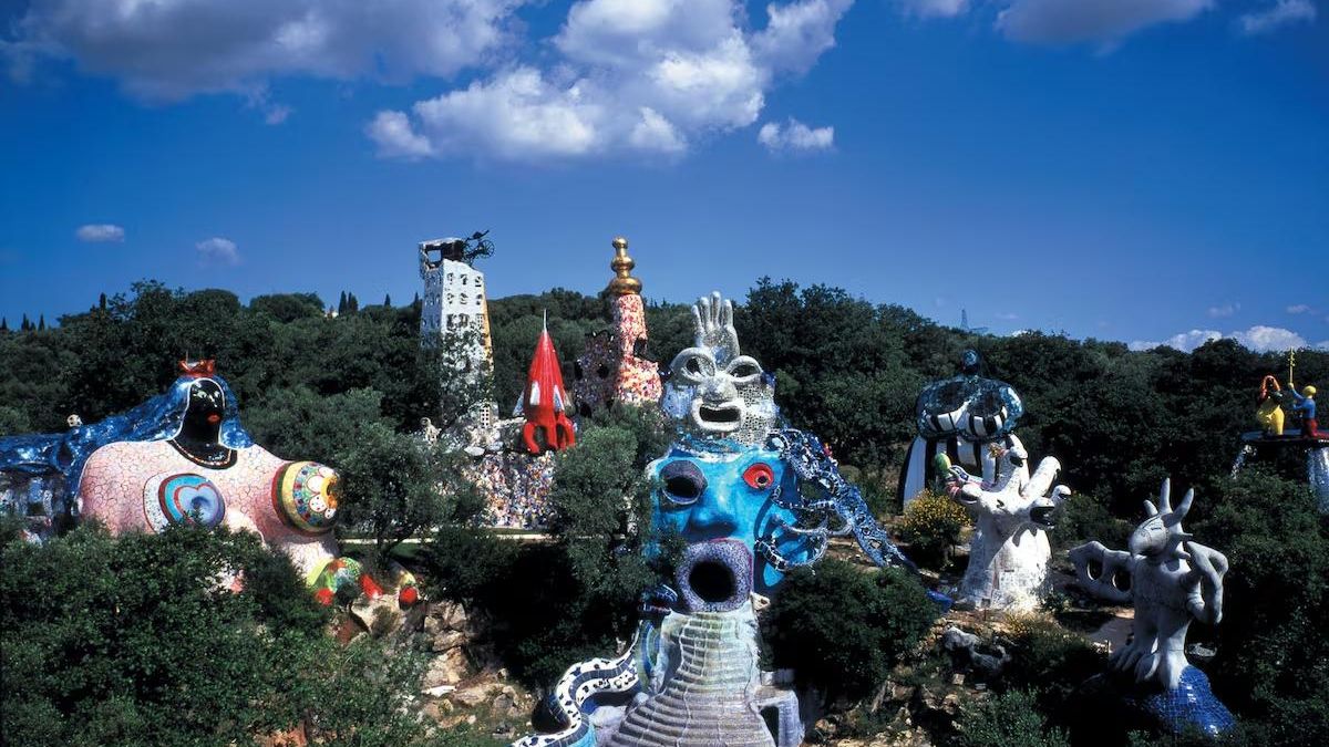 Un jardín de esculturas gigantes en la Toscana: el sorprendente homenaje a Gaudí inspirado en el tarot