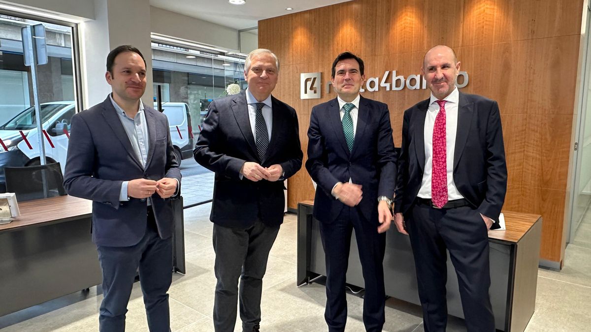 El alcalde de Ciudad Real, Francisco Cañizares, en la inauguración de la nueva oficina de Renta 4 Banco.