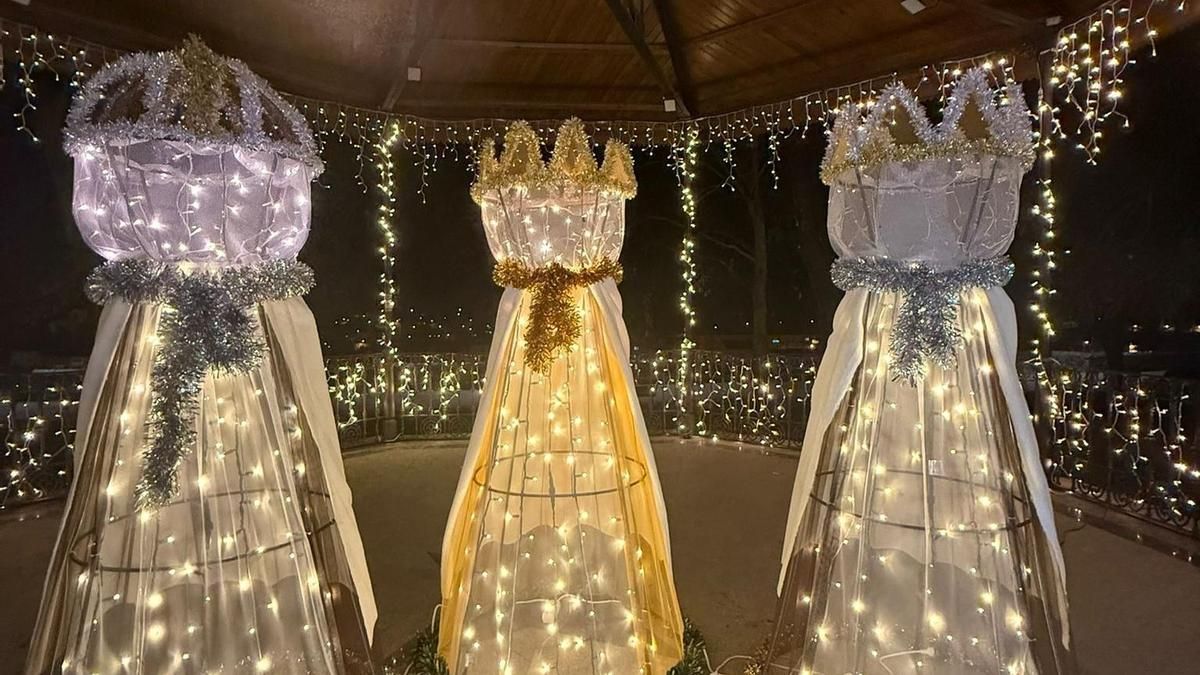 Los gigates y luminosos Reyes Magos itinerantes por los barrios de Astorga, novedad de este año.