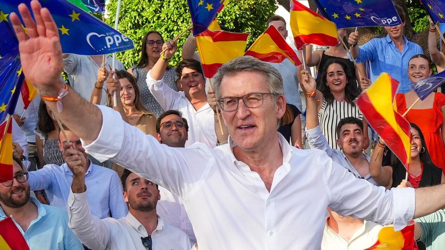 El presidente del PP, Alberto Núñez Feijóo, durante un acto de campaña de su partido, en la plaza de San Gonzalo de Sevilla, a 05 de junio de 2024, en Sevilla, Andalucía (España).