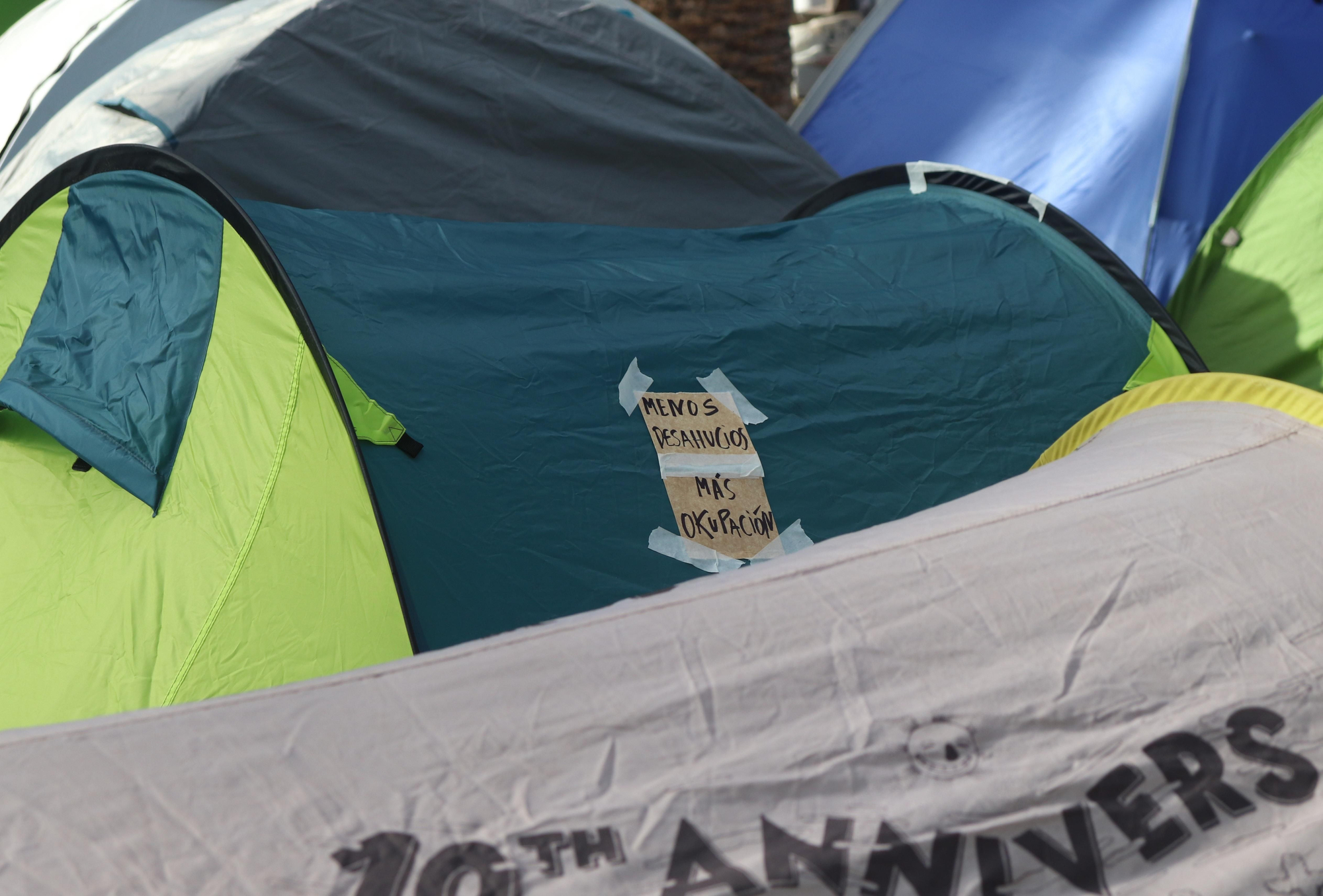 Caseta con el cartel 'menos desahucios, más okupación', en la acampada de la Plaza de la Feria (Las Palmas de Gran Canaria)