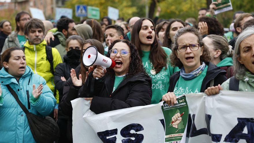 Docentes concentrados en apoyo a la huelga de la Educación Pública ante el IFP Antonio Palacios de Puente de Vallecas (Madrid), donde se esperaba la visita de la consejera Mercedes Zarzalejo, este lunes.