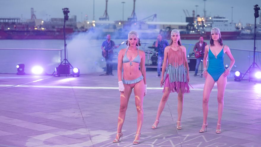 Las firmas de Moda Cálida muestran en una pasarela en el parque marítimo de Santa Catalina las tendencias de este verano