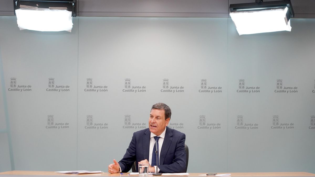 El portavoz de la Junta, Carlos Fernández Carriedo, bajo los focos de una rueda de prensa.