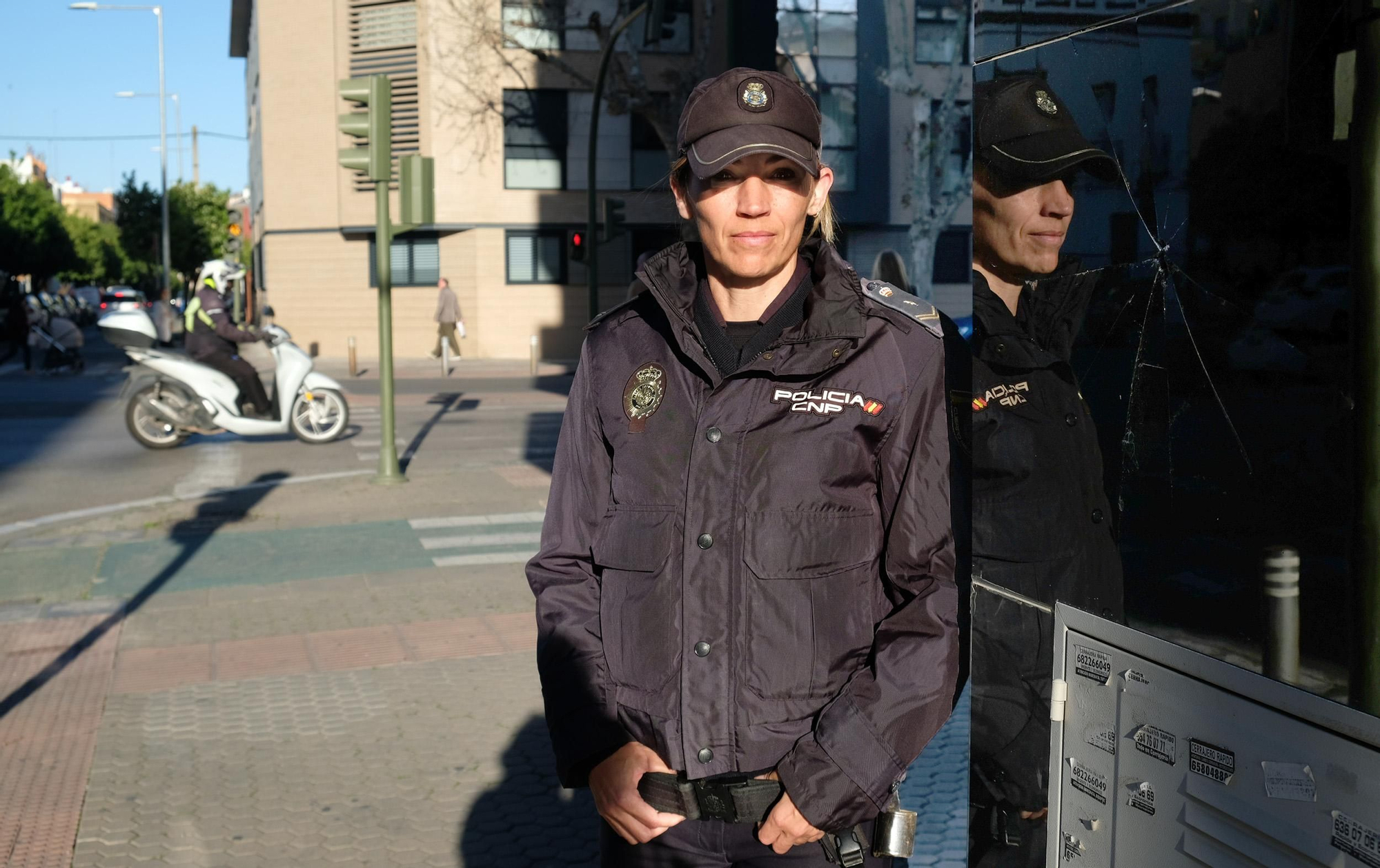 La agente Carmen Merino con el uniforme de la Policía Nacional