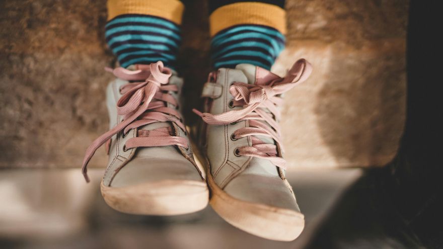 Las razones de una podóloga por las que no siempre es recomendable que los niños hereden zapatos de sus hermanos