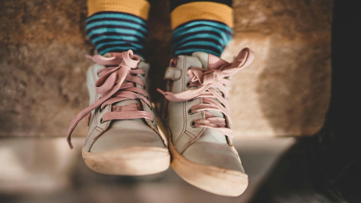 Las razones de una podóloga por las que no siempre es recomendable que los niños hereden zapatos de sus hermanos
