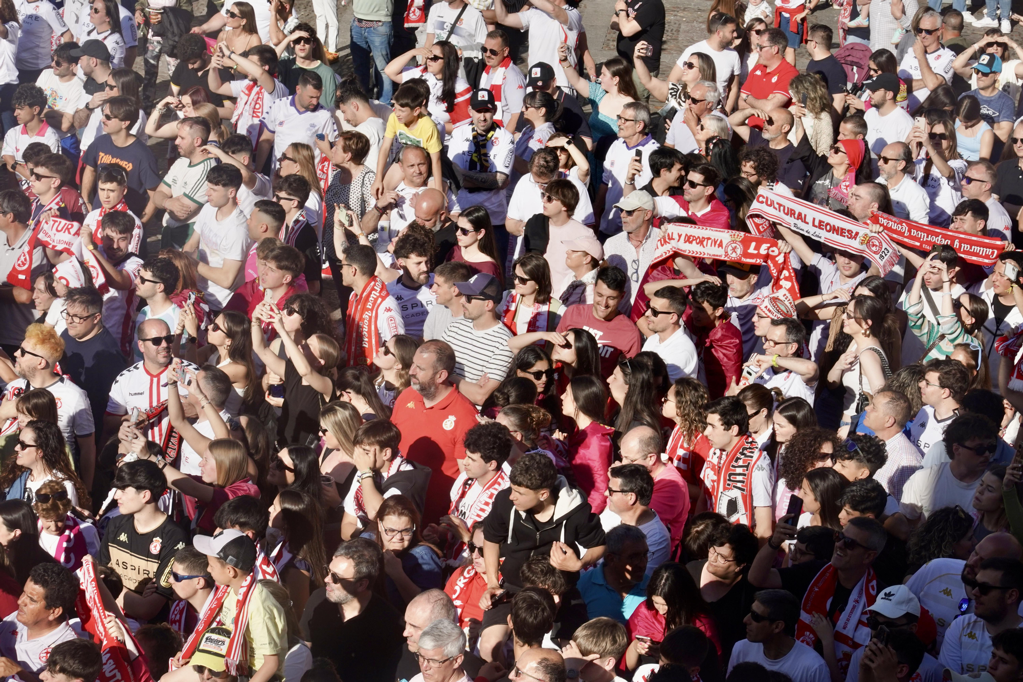 La Cultural recibe el homenaje del Ayuntamiento de León y un baño de masas de aficionados por su ascenso a Segunda