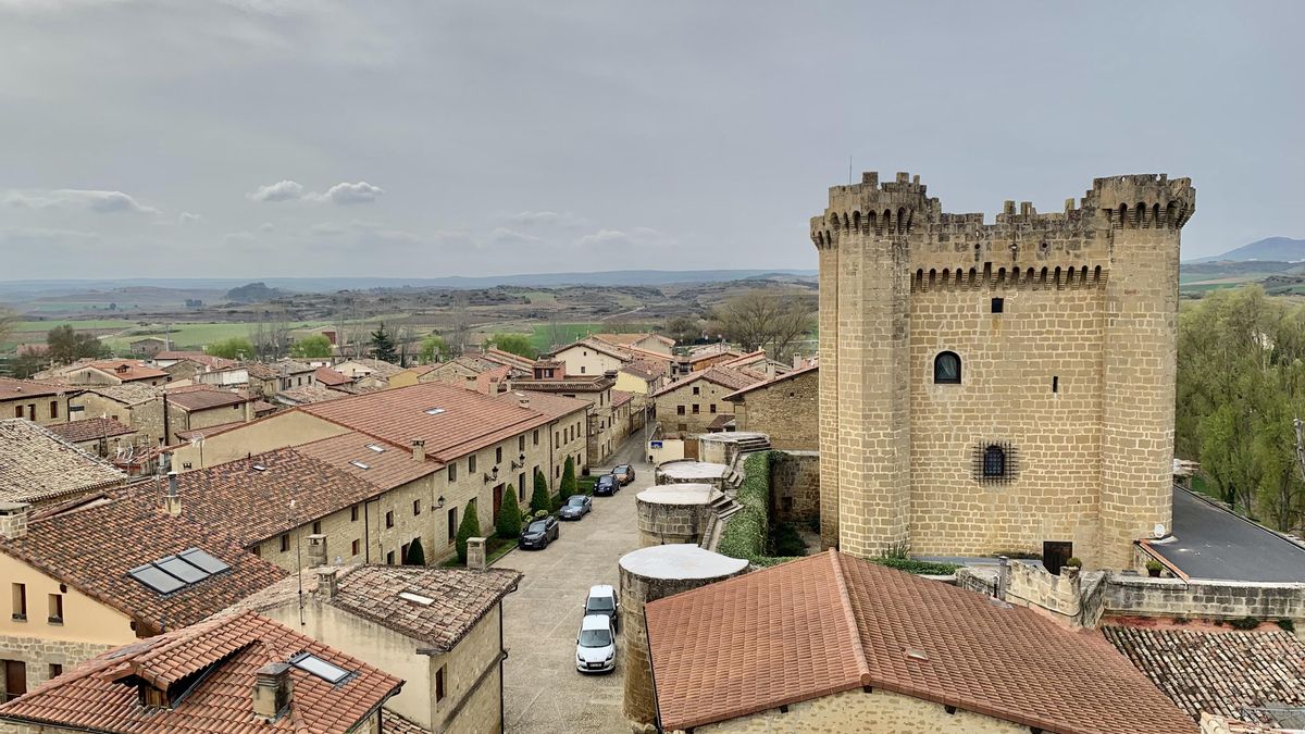De calles empedradas y rodeado de innumerables viñedos, este pueblo riojano alberga uno de los castillos mejor conservados de esta comunidad