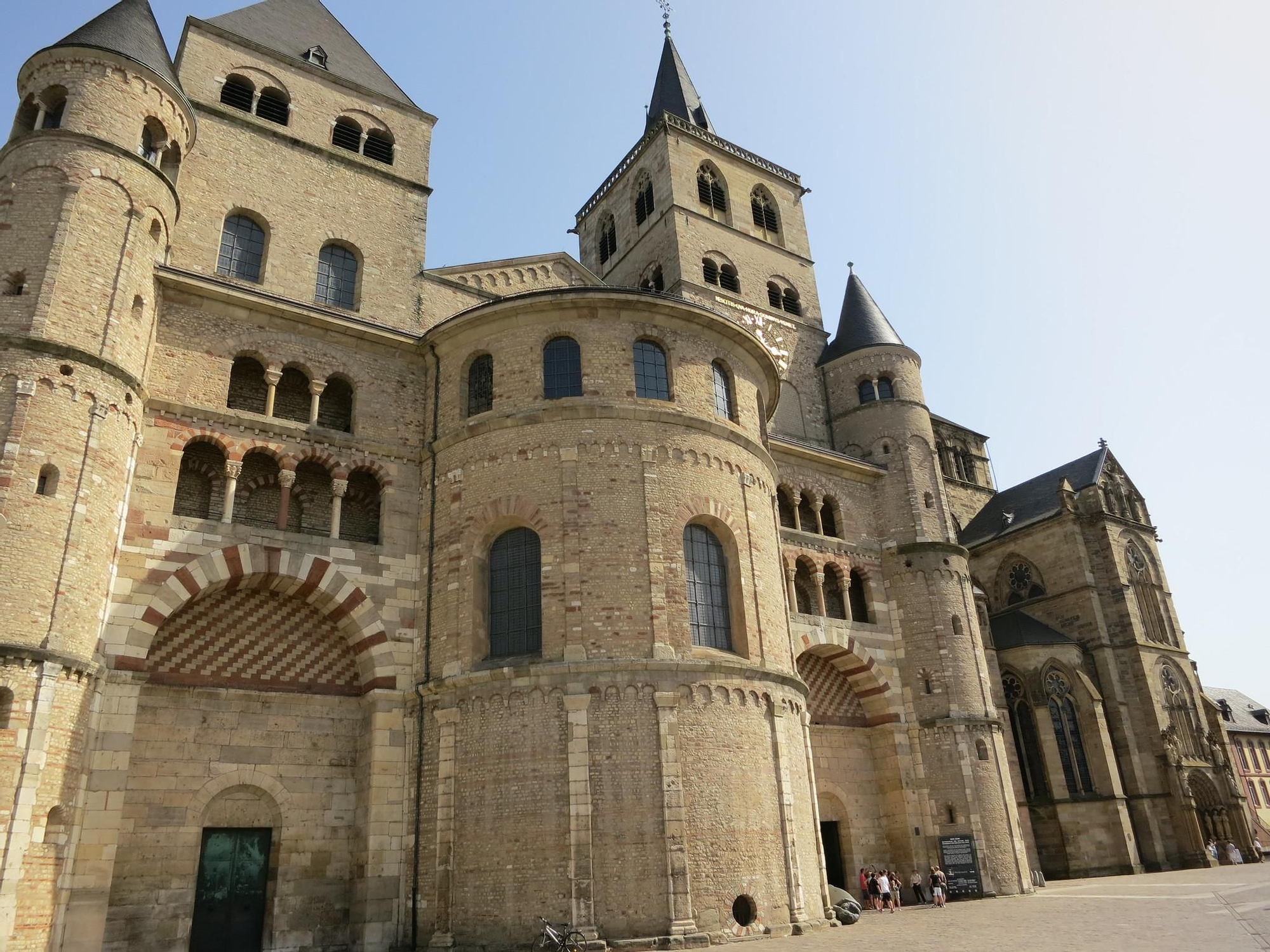 La catedral de San Pedro comparte espacio con Santa María de Trier.