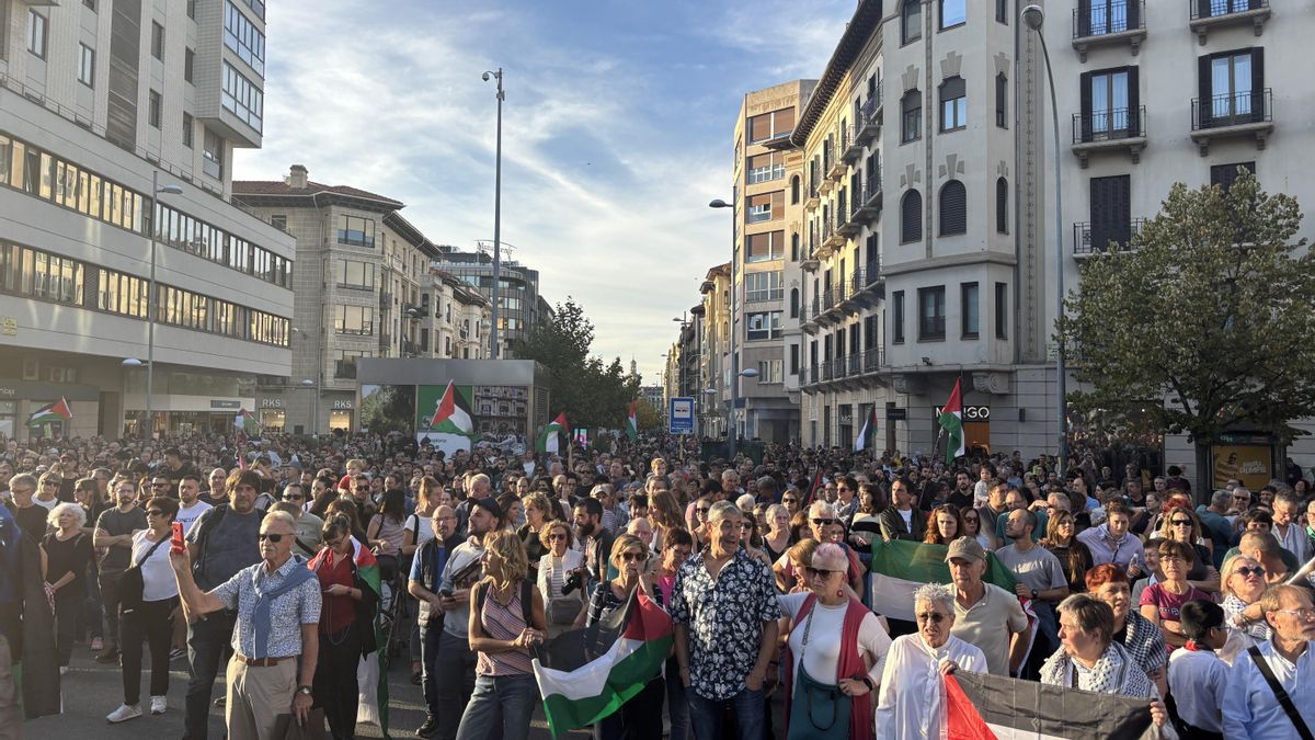 Concentración de apoyo a Palestina en Pamplona cortando el tráfico en la plaza de Merindades.