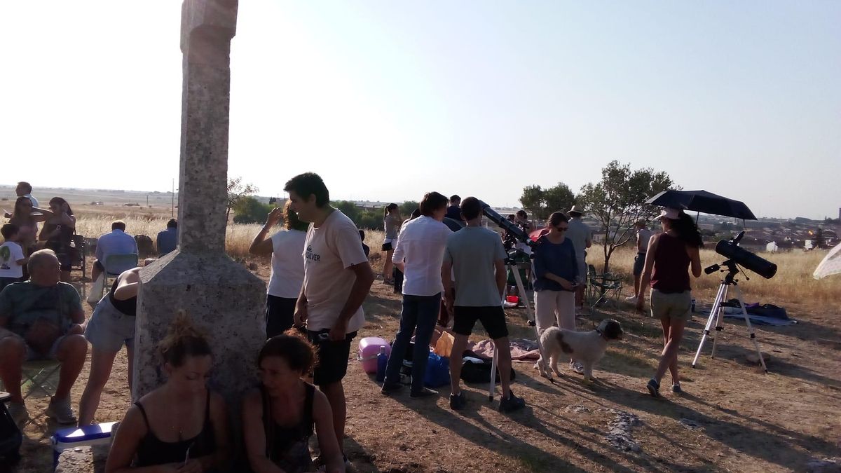 Varias personas esperando el eclipse total de Sol en la Ermita de San Isidro, en Horche (Guadalajara)