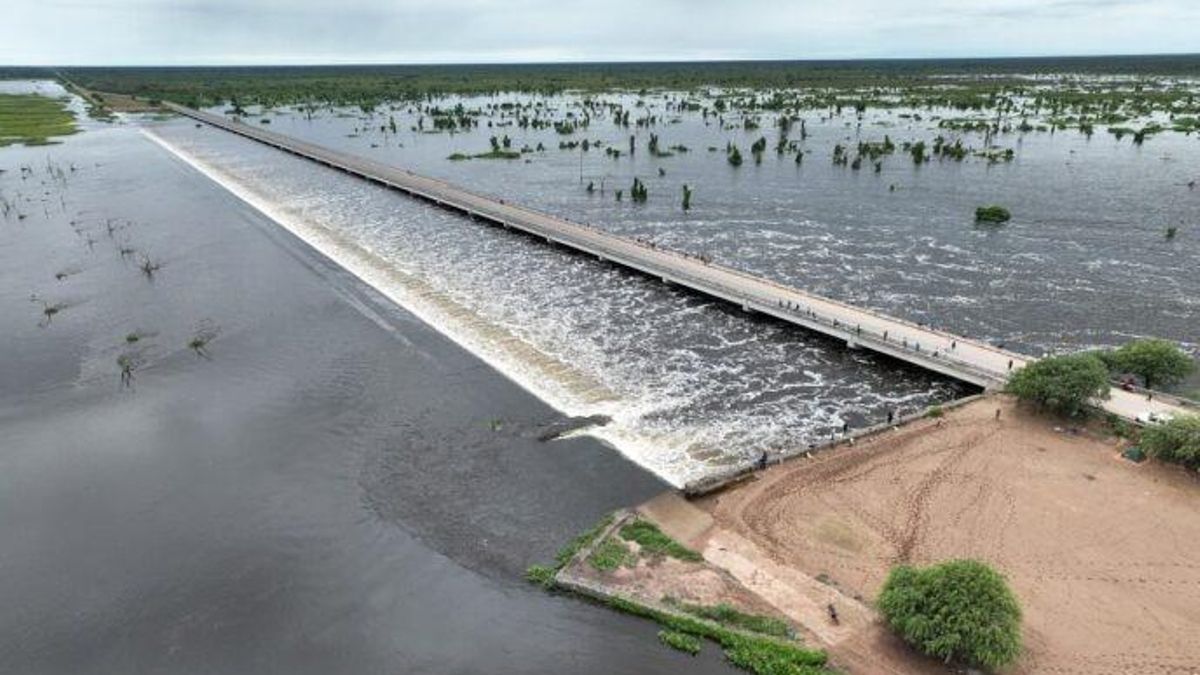 La unión entre el río Pilcomayo y el Bañado La Estrella está dividida por obras hidroviales que perjudican la migración del sábalo. Foto: cortesía Radio Formosa AM990