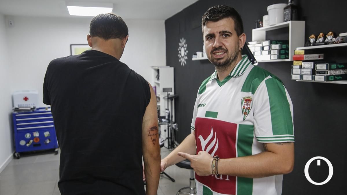 Iniciativa benéfica de un cordobesista que tatúa el escudo del Córdoba CF