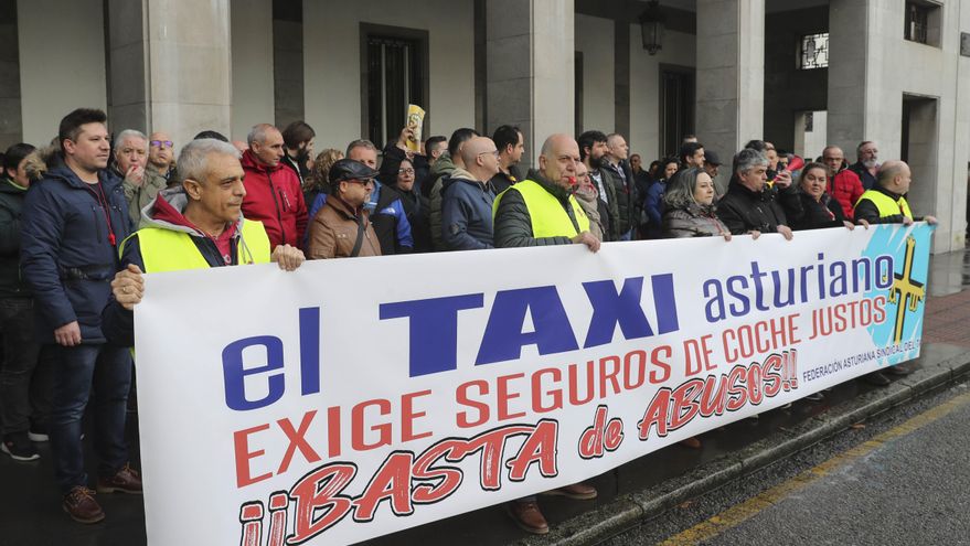 Decenas de taxistas se suman en Asturias al paro de tres horas y se concentran en Oviedo para rechazar la subida de seguros