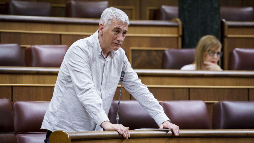 Archivo - El diputado de EH Bildu Oskar Matute durante una sesión plenaria en el Congreso.