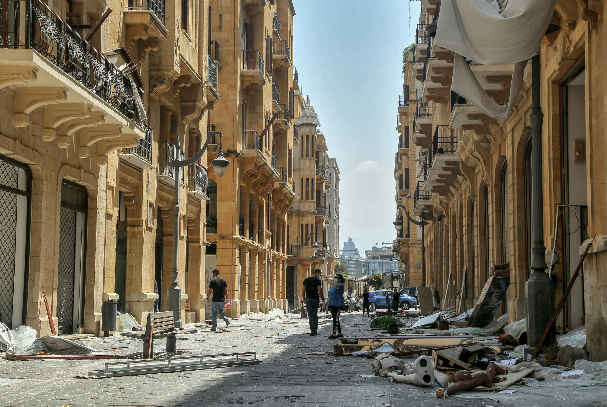 La gente inspecciona la destrucción en el lujoso centro de Beirut.