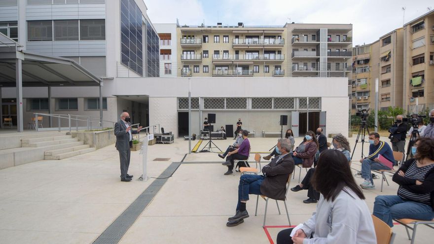 La visita inaugural de el nou institut que van fer les autoritats educatives.