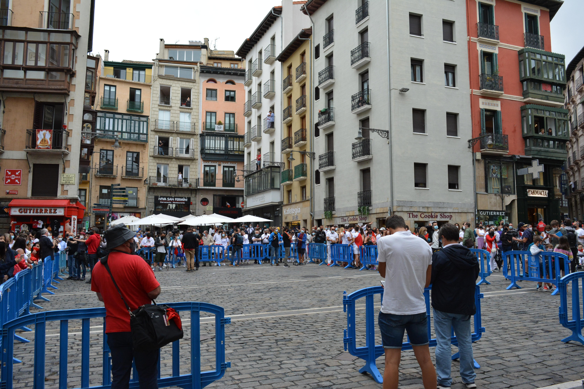 Perímetro instalado en la plaza del Ayuntamiento para controlar el aforo