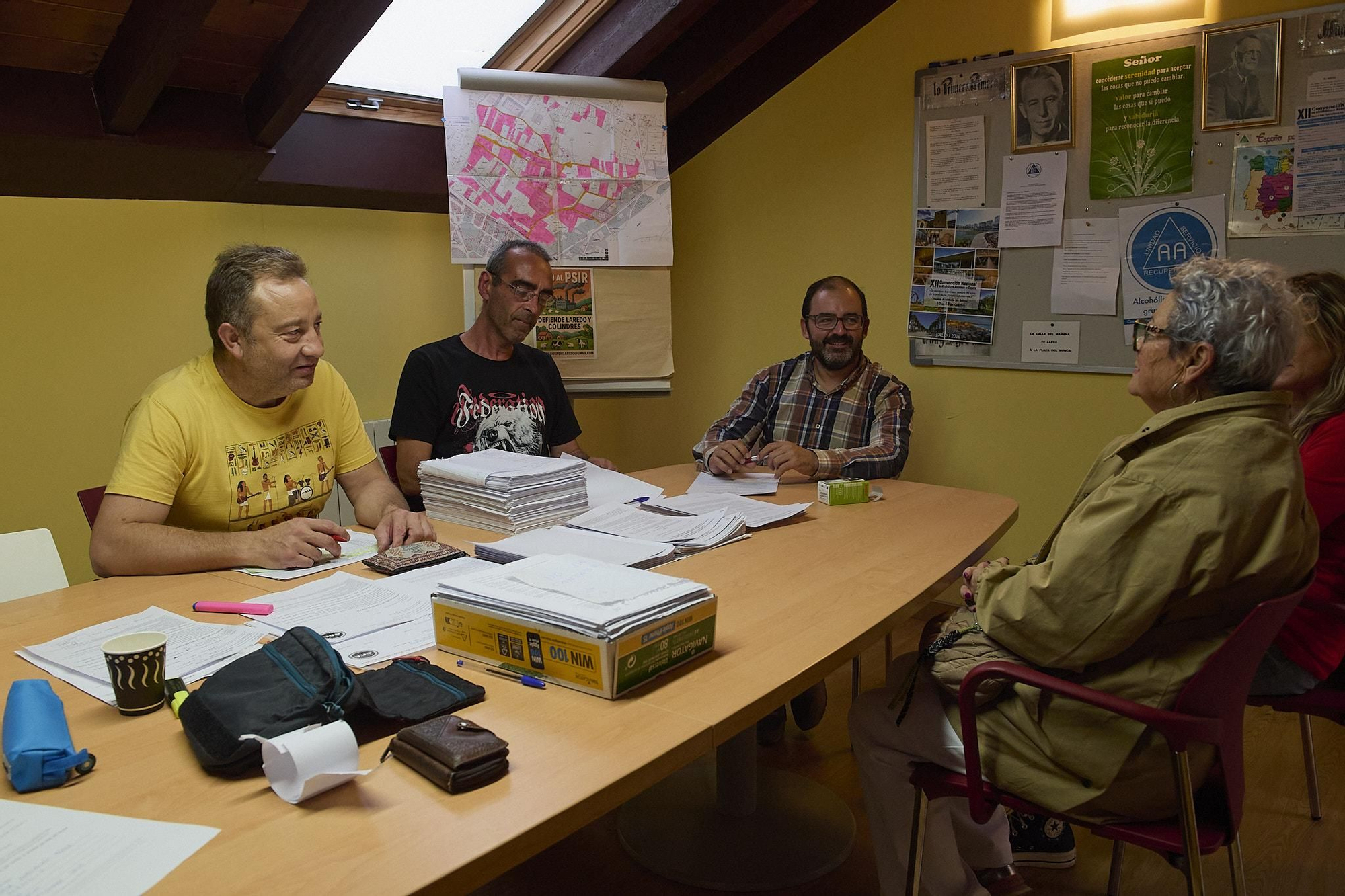 Reunión de la plataforma de afectados por el PSIR de Laredo.