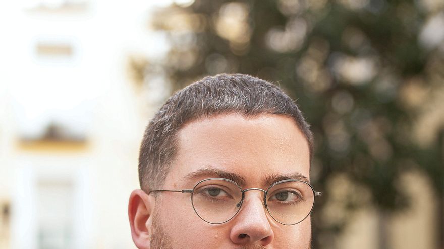 Enrique Aparicio debuta en la novela con 'La mancha', una historia sobre cómo "despegar las narices del dolor”