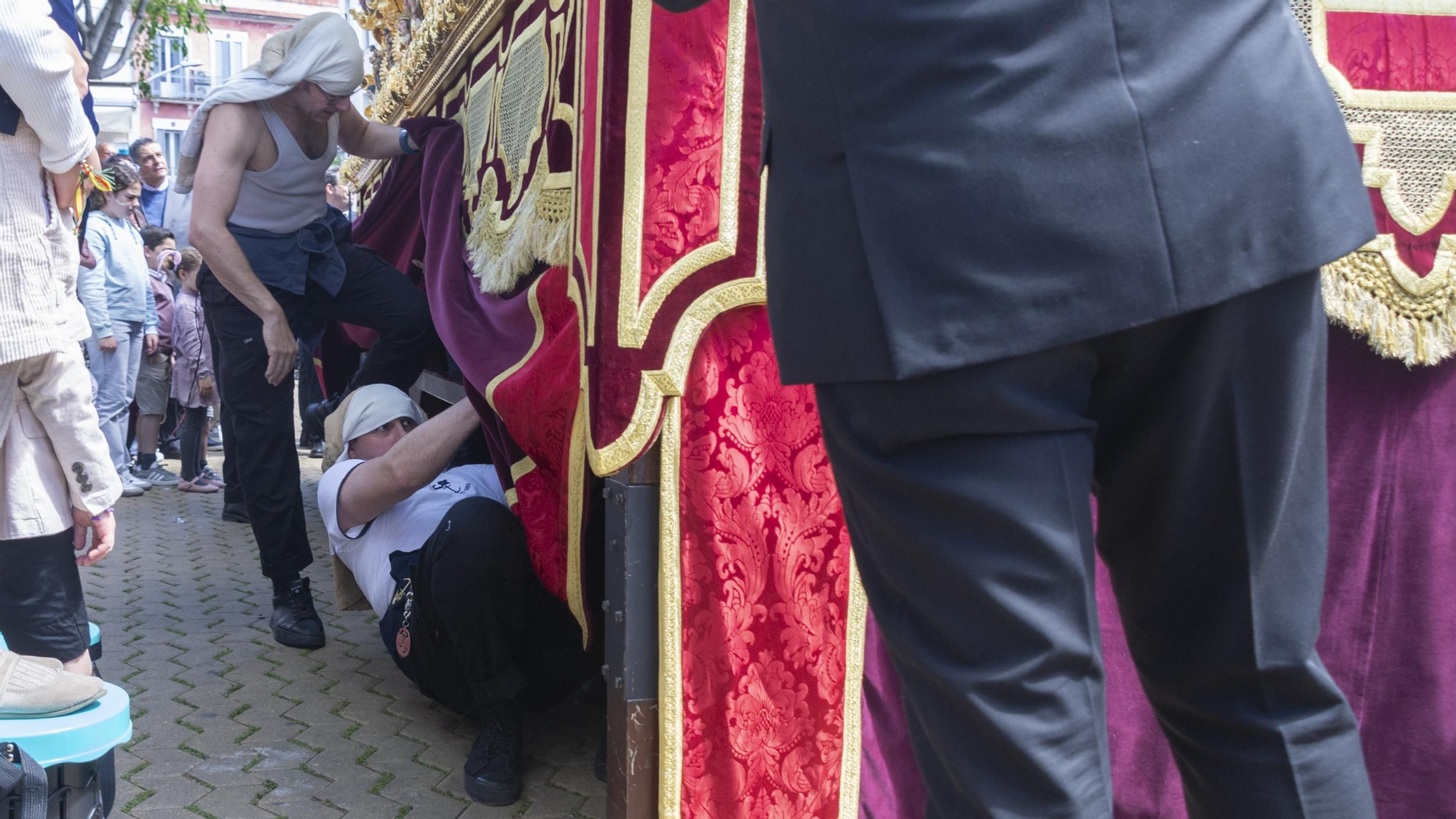Relevo de costaleros. Carmen Doloroso.