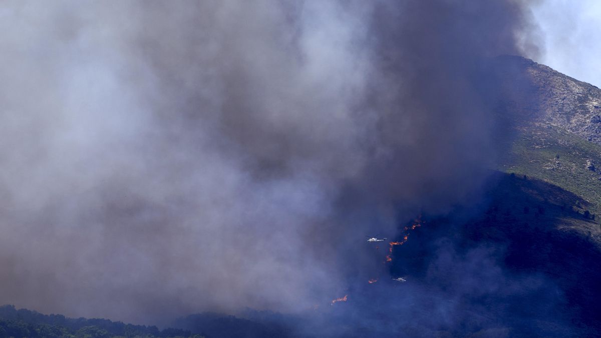Mejoran los incendios forestales en Castilla y León pero preocupa el de Burgohondo, en Ávila