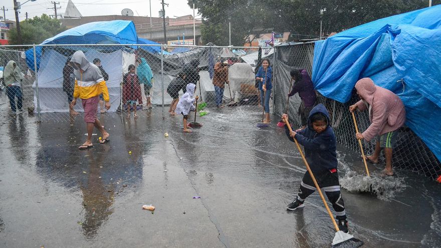 Buscan reubicar a migrantes por lluvias y bajas temperaturas en Tijuana
