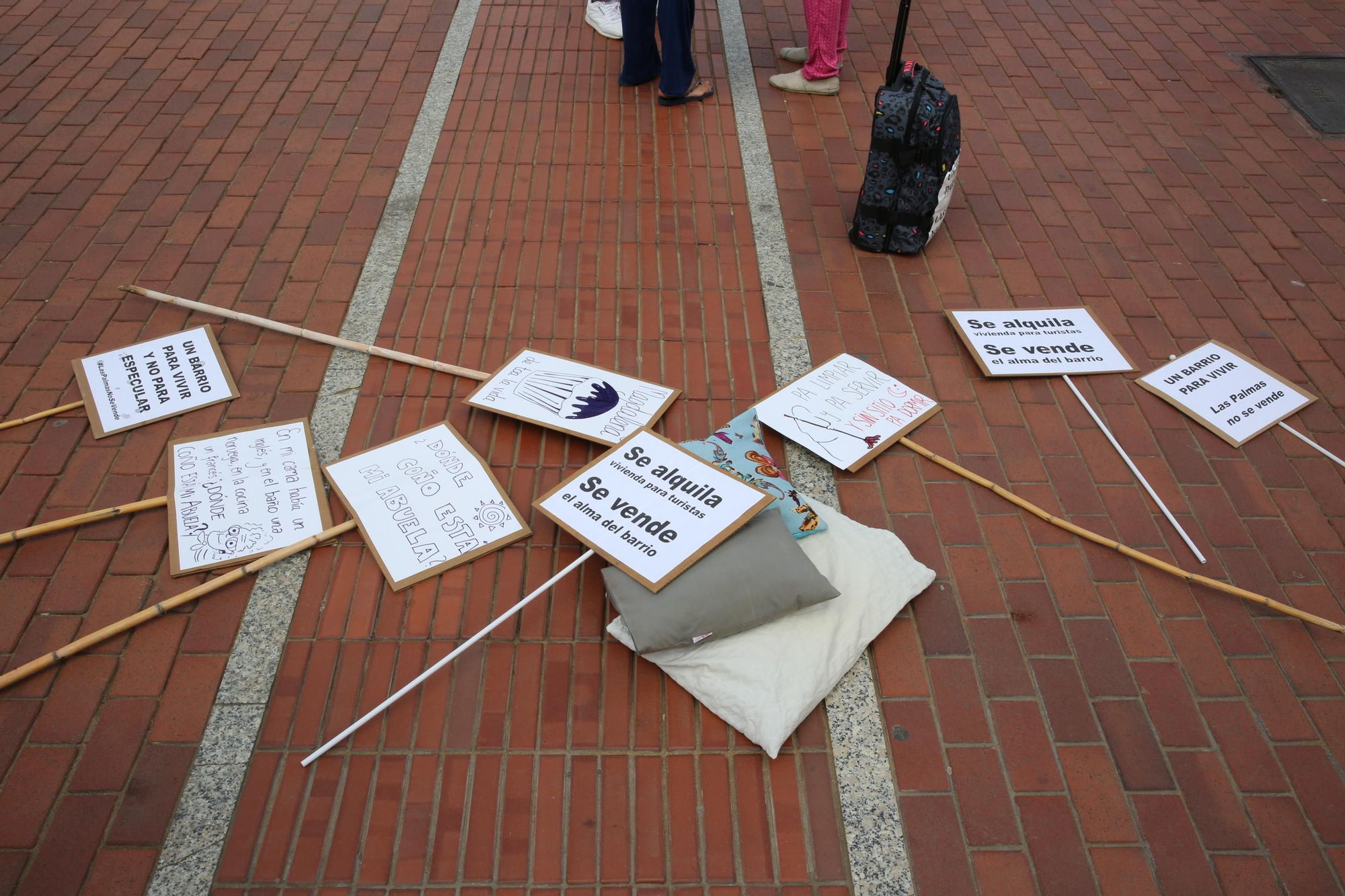 Carteles en la concentración contra la subida de alquileres por el turismo