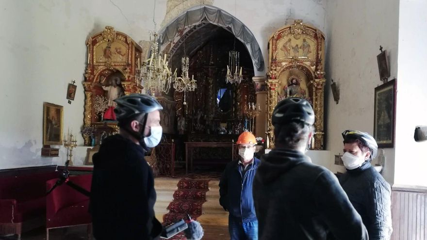 Varias personas visitan el interior del edificio