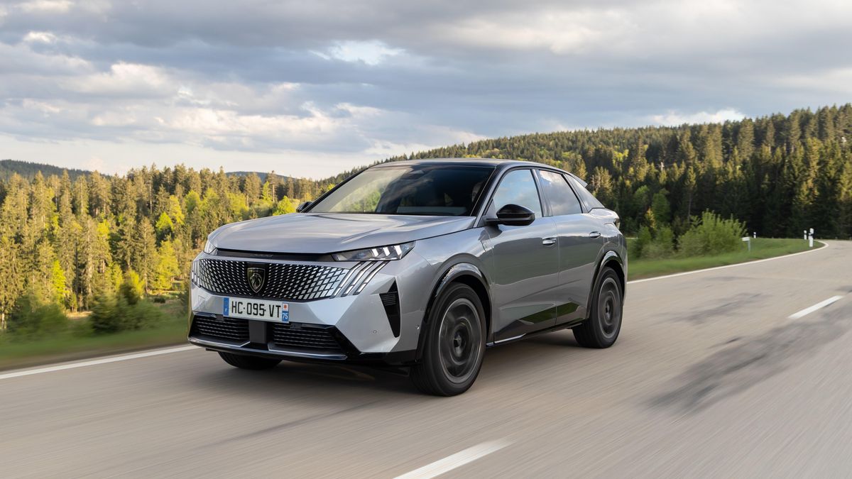 La variante de dos motores eléctricos es la más potente y prestacional.